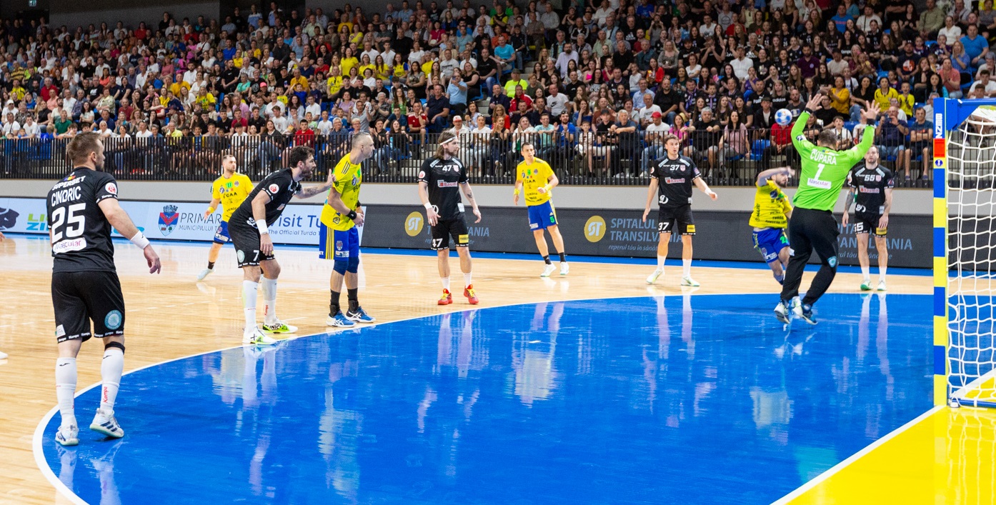 Scandal imens în handbalul românesc! Suporterii au luat „foc”! Campioana Dinamo a ieșit „mutilată” de la Turda după un veritabil „război” și este în mare pericol să-și piardă cel mai bun om: „O mizerie de arbitraj. Au jucat cu toată ura”. EXCLUSIV
