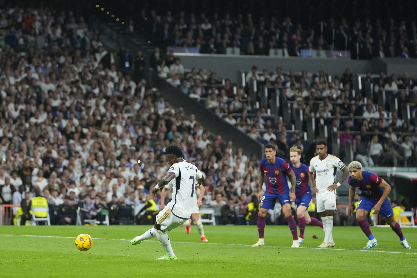 Scandal în Real Madrid – FC Barcelona: fază controversată după ce gazdele au primit penalty la un presupus fault asupra lui Lucas Vasquez!