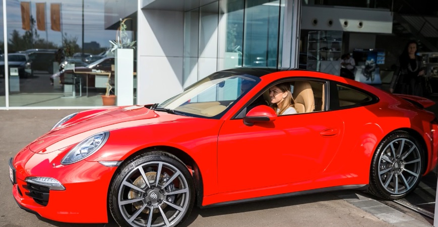 Simona Halep i-a făcut cadou noului antrenor un Porsche Carrera 4 roșu! Cum a apărut spaniolul la antrenament