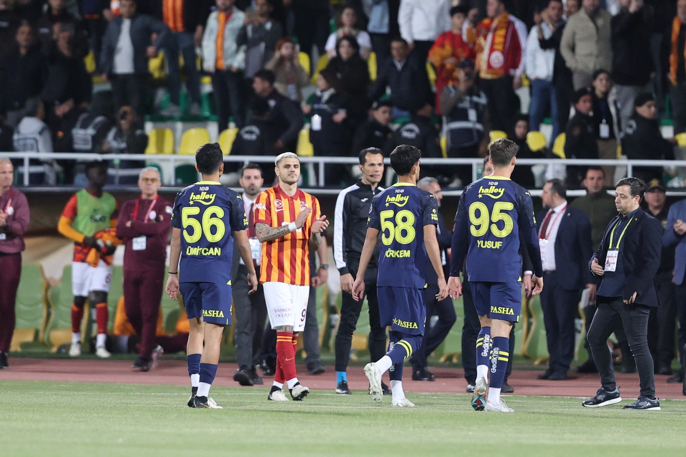 Şoc fără precedent în Superliga: Fenerbahce a retras echipa de pe teren! A băgat juniorii de la U19, a luat gol în minutul 1 şi a abandonat partida în semn de protest împotriva federației