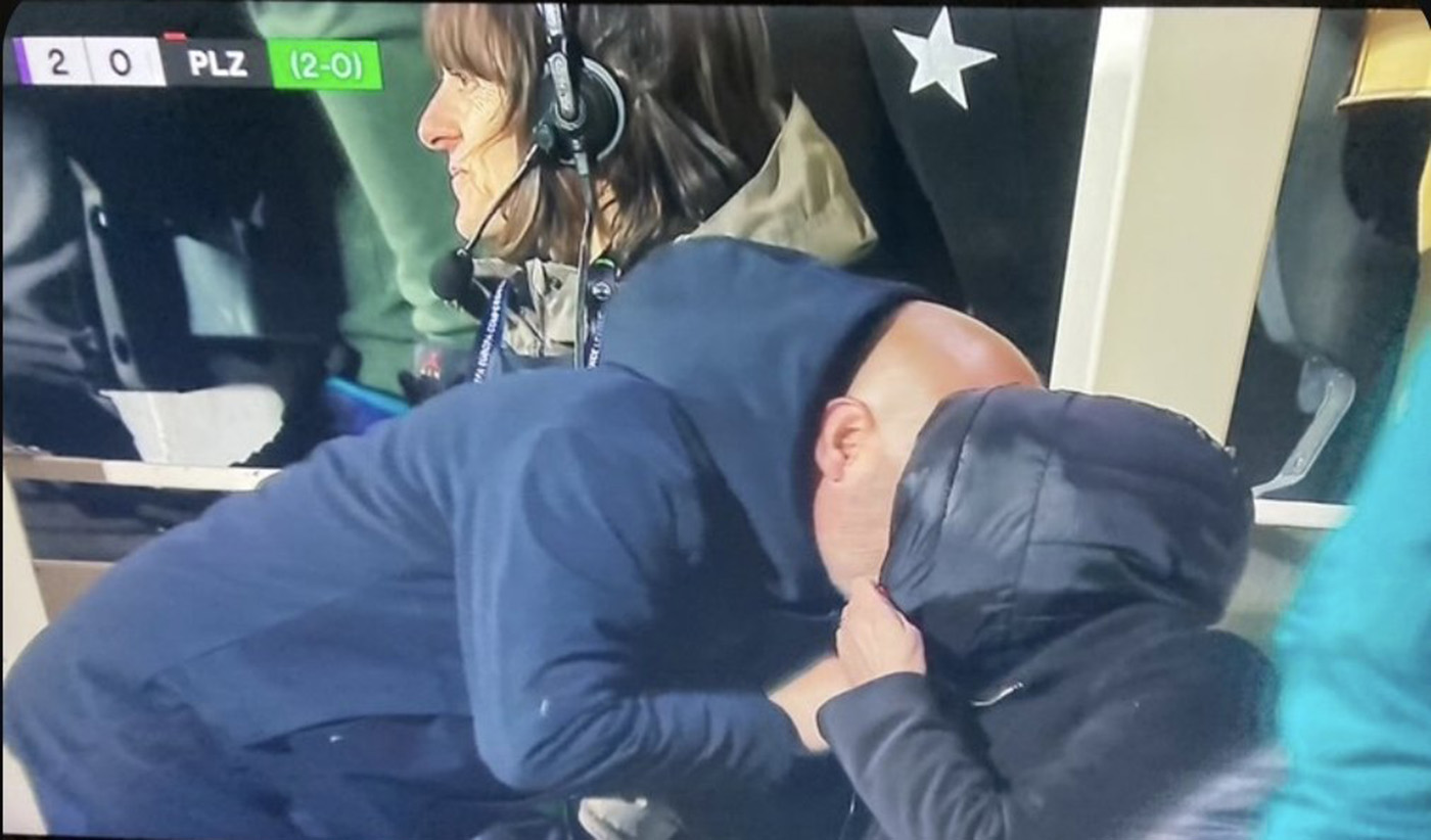 Șoc la TV pentru milioane de telespectatori italieni: antrenorul Fiorentinei a sărutat, în spatele băncii de rezerve, o jurnalistă căsătorită! A fost filmat și toată „Cizma” vorbește despre gestul neașteptat