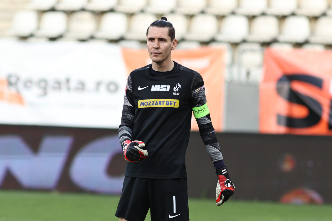 Terifiat de situația lui Luca Mihai, băgat în spital de Homawoo, Silviu Lung Jr. a răbufnit! Portarul lui Poli Iași cere sancțiuni dure pentru fotbaliștii care provoacă accidentări grave: „Dacă cel pe care l-ai lovit stă 6 luni, să stai și tu 6 luni!”. EXCLUSIV