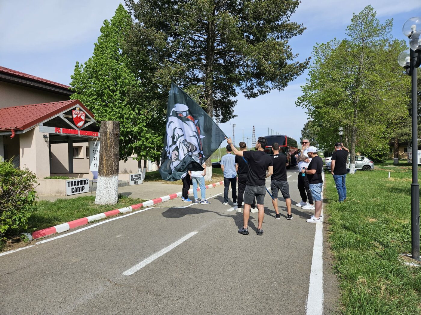 Ultrașii au mers peste jucătorii lui Dinamo în cantonamentul de la Săftica, înaintea meciului crucial cu Poli Iași! Mesaj ferm transmis de fani imediat după ce „câinii” au ajuns pe ultimul loc în Superliga. VIDEO