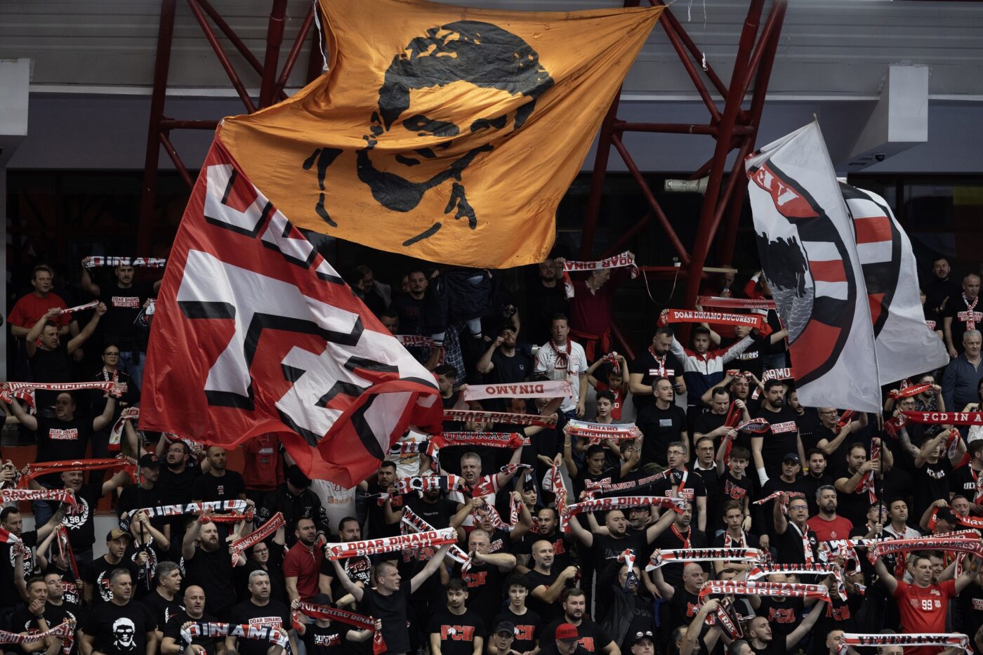 Un meci cât un sezon pentru Dinamo: „Am promis stadionul, acum mergem împreună și la Hamburg!”. „Câinii” din afara României au sunat mobilizarea pentru calificarea în sferturile EHF European League. VIDEO