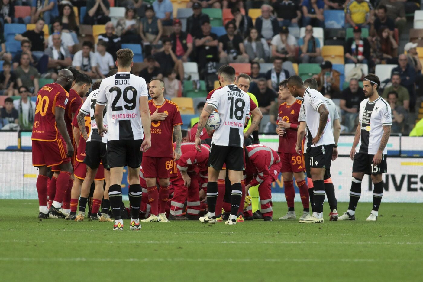 Zi blestemată în Europa: al treilea jucător care se prăbușește pe teren și e aproape de o tragedie! Meciul Udinese – Roma s-a oprit definitiv în minutul 70, după ce fotbalistul oaspeților a dus mâna la inimă și a căzut pe gazon. VIDEO