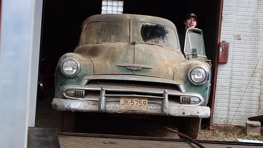 Au găsit o mașină fabricată în 1952, care de 48 de ani a stat părăsită într-un hambar! Ce decizia au luat după ce au spălat-o pentru prima dată de când fusese abandonată