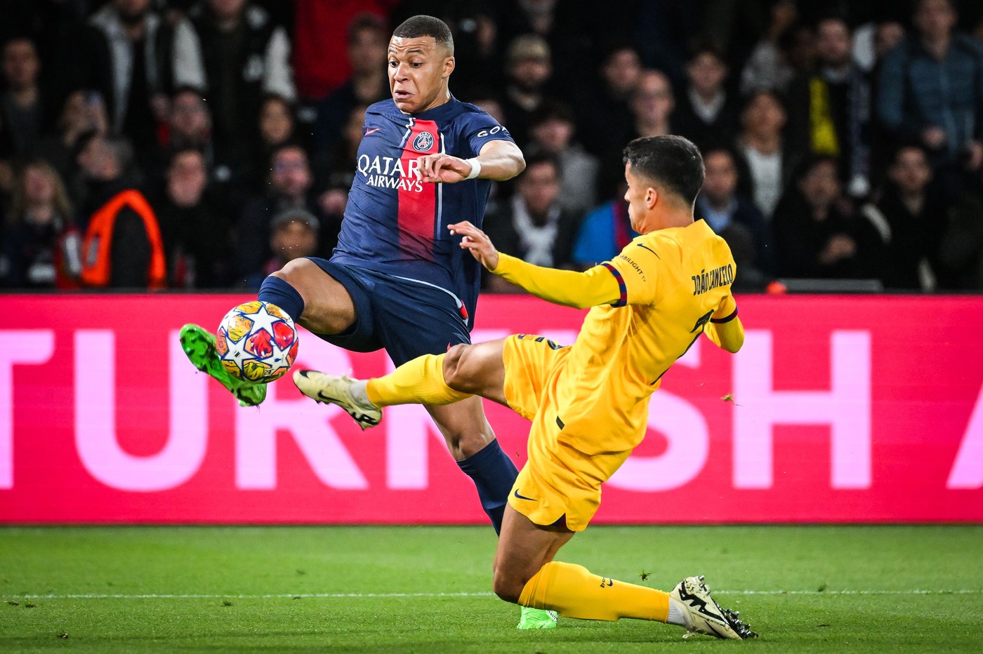 Kylian Mbappe, la un pas să fie luat la bătaie de fotbaliștii Barcelonei la vestiare! Atacantul lui PSG a urlat pe culoar, iar câțiva jucători ai lui Xavi au început să-l alerge: înjurături, jigniri și o încăierare generală! Toți se întreabă dacă Istvan Kovacs a notat incidentul în raportul său oficial