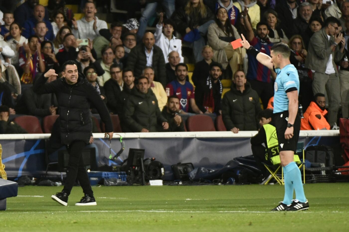 Istvan Kovacs, atacat pe teren de Xavi, după Barcelona – PSG 1-4! Scene halucinante cu antrenorul catalanilor care urla şi a fost la un pas de un conflict fizic cu arbitrul român