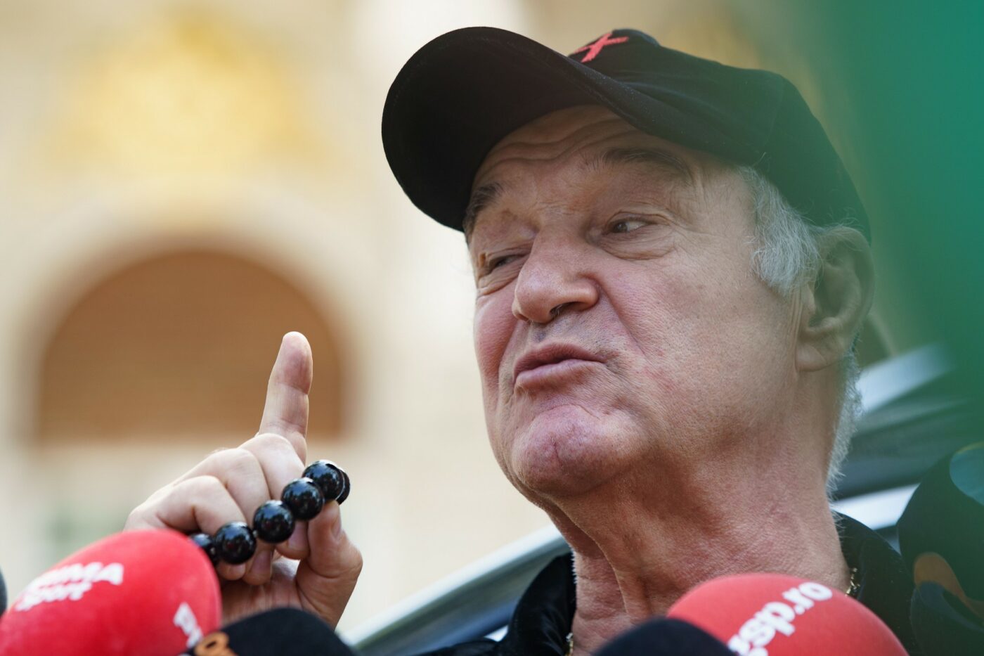 „Regele barbutului” i-a luat sume uriașe de bani lui Gigi Becali la jocuri de noroc, iar acum îi cere ajutorul! Vrea să-i vândă vila de 1.000.000 de euro: „Să mă ajute să obțin un preț bun”