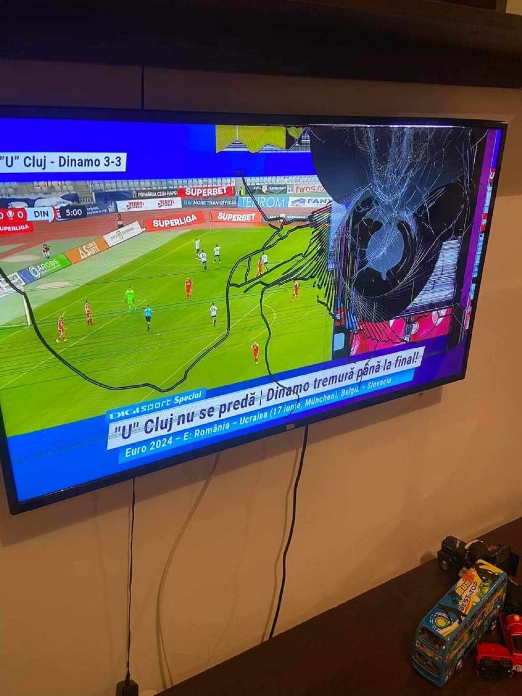 A spart televizorul de nervi, după ce ardelenii au egalat în U Cluj – Dinamo 3-3! Imaginea disperării unui fan al „câinilor” a devenit virală: a făcut praf aparatul electronic, furios că echipa alb-roșie e la un pas de Liga 2!