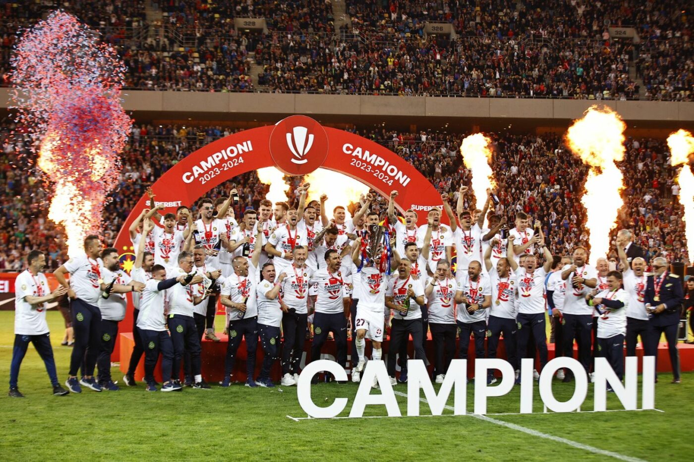 Absolut uluitor: Ilie Năstase a luat medalie de campion! Imagini fabuloase cu generalul coborât pe gazon și premiat, dar și cu decernarea trofeului pentru FCSB