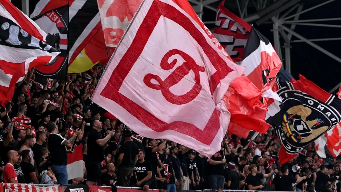 Antrenorul lui Dinamo, dat afară de acționari pentru că a folosit ce fotbaliști a vrut el și nu pe cei care erau impuși! Cine sunt cei doi jucători pentru care a fost „executat”: unul a ajuns legendă în Serie A!