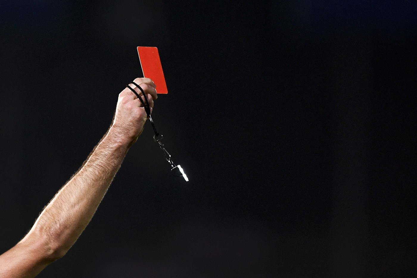 Arbitru, descalificat pe viață din fotbal după cel mai scandalos meci al secolului: a arătat unei singure echipe 4 cartonașe roșii și a prelungit meciul cu 15 minute. Ce s-a întâmplat apoi