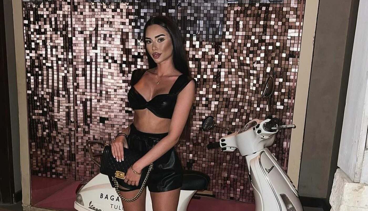 Bomba sexy care s-a iubit cu fiul lui Cristi Borcea continuă să facă ravagii cu imaginile provocatoare cu ea! S-a pozat într-o rochie cu un decolteu generos: „Roșu, ca un Ferrari”. GALERIE FOTO