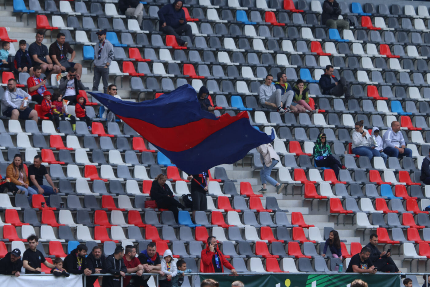 CSA Steaua privește cu invidie cum Corvinul își face drum spre Superliga. Șeful surprizei sezonului a dezvăluit de ce la Hunedoara se poate, iar în Ghencea nu: „Asta e diferența dintre noi și ei”. VIDEO