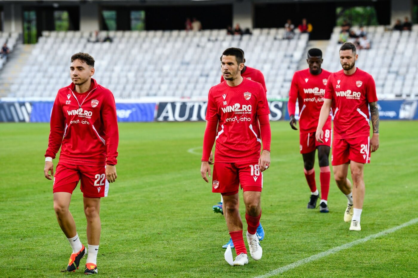 Ce nu s-a văzut la TV: ultrașii „câinilor” s-au dus peste fotbaliști și le-au făcut scandal, după U Cluj – Dinamo 3-3! „Bă, cine rămâne dacă retrogradăm?”