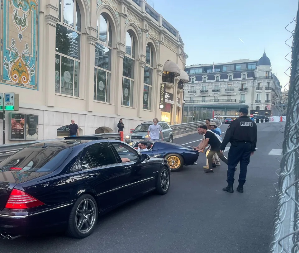 Ce s-a întâmplat când un milionar a rămas cu bolidul Lamborghini în plină stradă! Mașina de 58 de ani costă 1.500.000 de euro: cum a scăpat șoferul celebru de momentul jenant