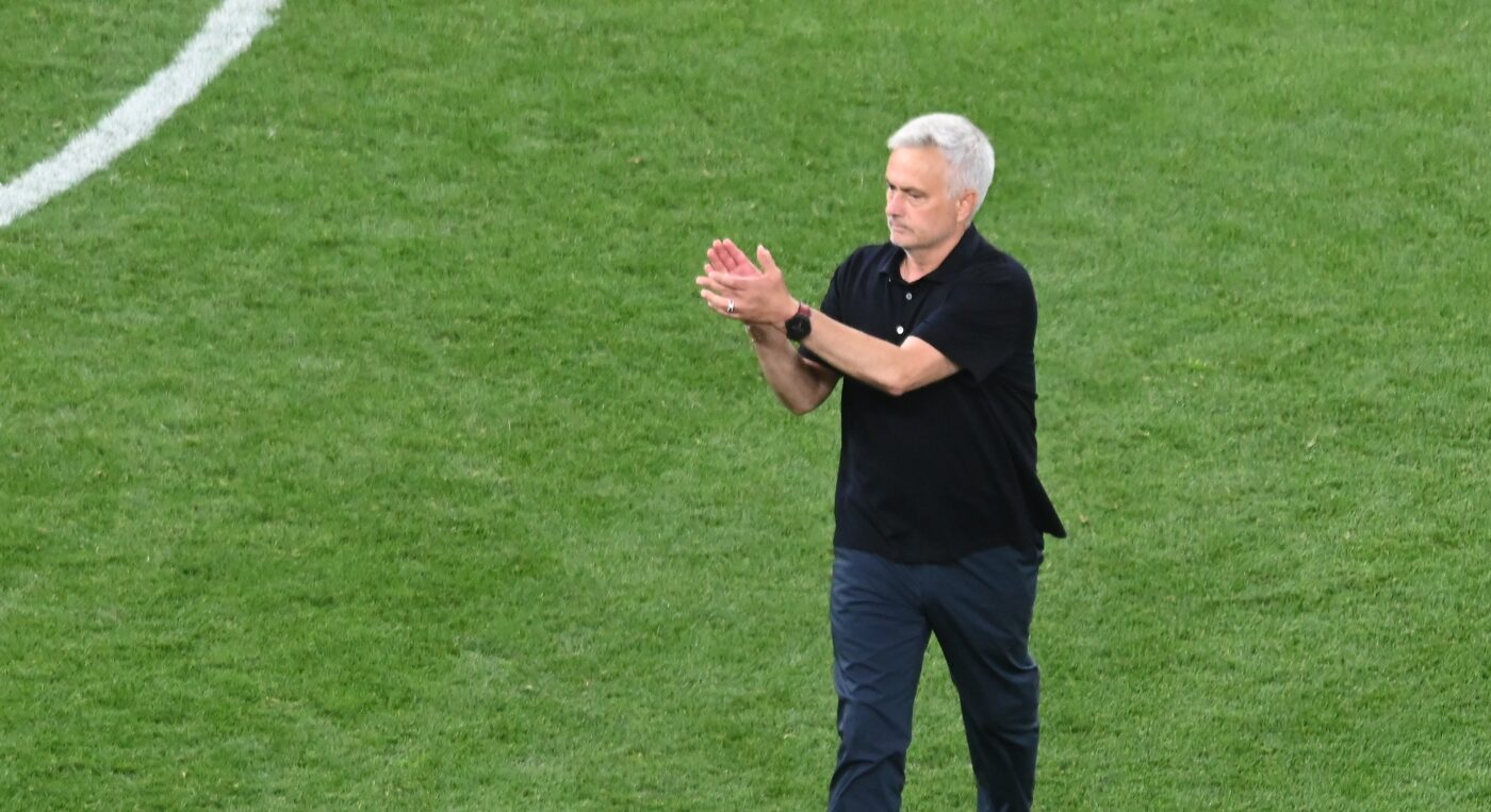 Ce s-a întâmplat în vestiarul României înainte de meciul Generația de Aur – Restul Lumii, când Jose Mourinho a intrat și a început să discute cu fiecare fotbalist român! „Ne-a luat pe toți, în parte”. Ce a făcut Anghel Iordănescu