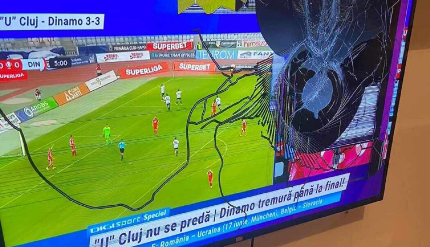 Cine este fanul „câinilor” care a spart televizorul de nervi după ce ardelenii au egalat în prelungirile meciului U Cluj – Dinamo 3-3! A dezvăluit cum l-a făcut praf și ce se întâmplă, acum, când copilul vrea să se uite la desene animate la ecranul găurit!