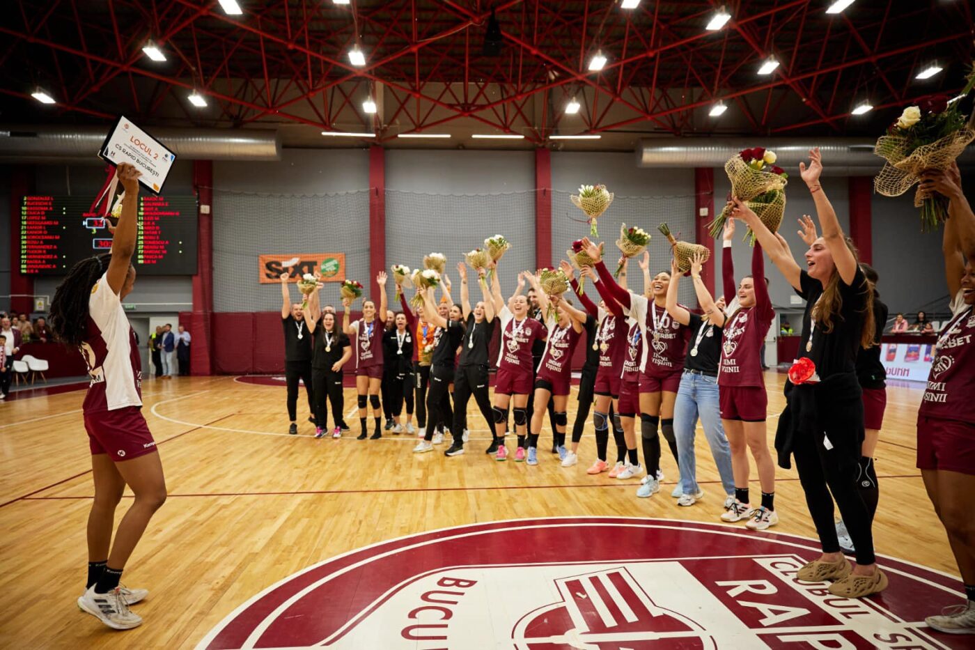 Final de campionat în Liga Florilor! Thriller pentru a se stabili ultima echipă care merge la baraj, Corona Brașov salvează sezonul cu un nou meci greu de explicat în care oaspeții au folosit junioarele în repriza a doua: întoarce de la 15-23 cu Vâlcea și câștigă cu 38-34! Rapid a primit medaliile de argint fără să bată acasă