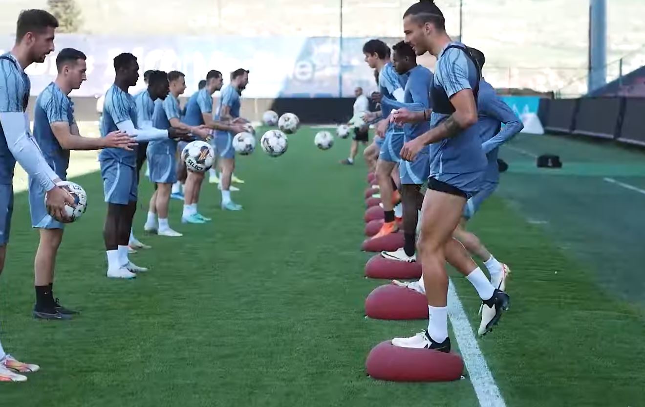 Dan Petrescu a dat milităria jos din pod! Imagini de la antrenamentul spartan al lui CFR Cluj. VIDEO