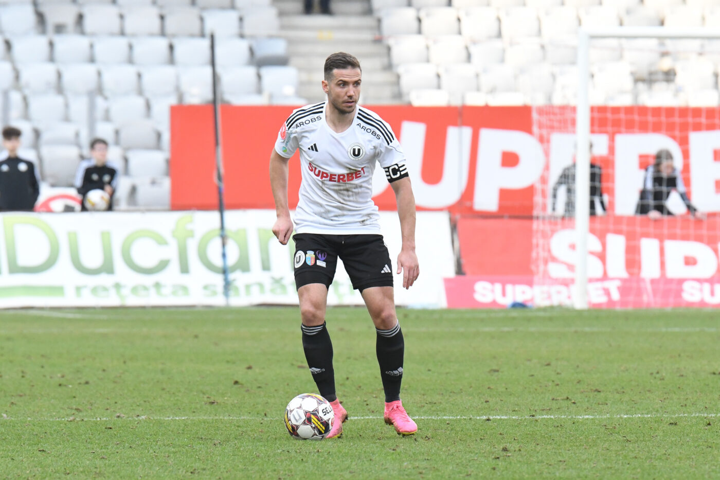 Decizia bizară a fratelui lui Istvan Kovacs, de la U Cluj – Dinamo, l-a scos din minți pe Chipciu! Liderul ardelenilor a luat galben în pauză după ce nu și-a mai putut stăpâni nervii