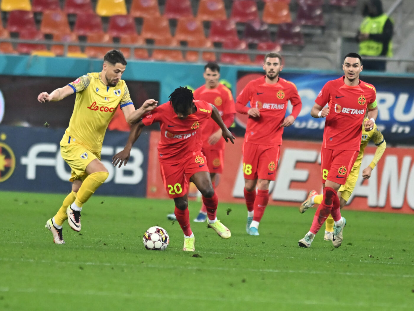 Dinamo și Farul lui Gică Hagi, la un pas să rateze unul dintre cei mai valoroși jucători din Superliga! Culisele negocierilor de ultimă oră: „Și-a dat acordul verbal”. Ce se întâmplă cu cealaltă „perlă”. EXCLUSIV