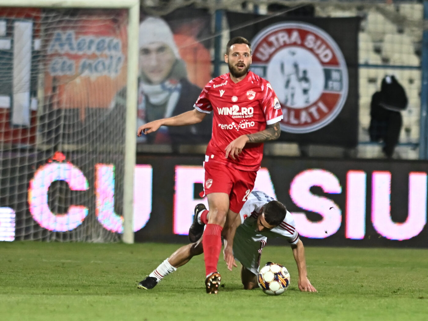 Dinamo speră să-l poate folosi pe Darko Velkovski în baraj. Fundașul se va trata la Belgrad și, dacă va fi recuperat, ar putea prinde cel puțin returul din dubla cu Csikszereda. EXCLUSIV