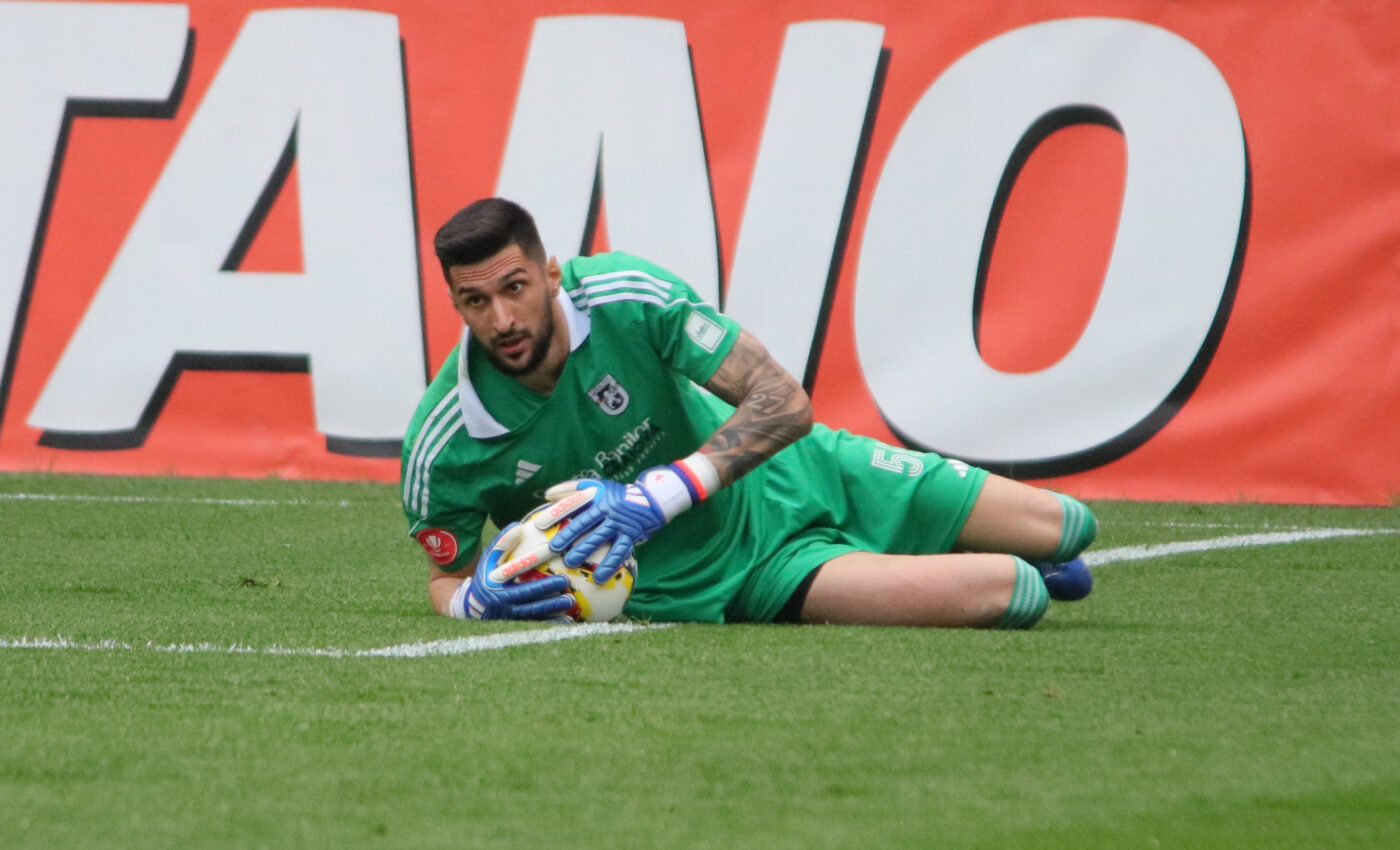 E război total în vestiarul oltenilor între fotbaliști, după UTA Arad – FC U Craiova 3-1! Portarul Gurău a sărit să își sfâșie colegii de echipă: „Să se trezească! Jalnici! Fundașii laterali erau în atac, îmi vine să ies, am puls 200 mereu”