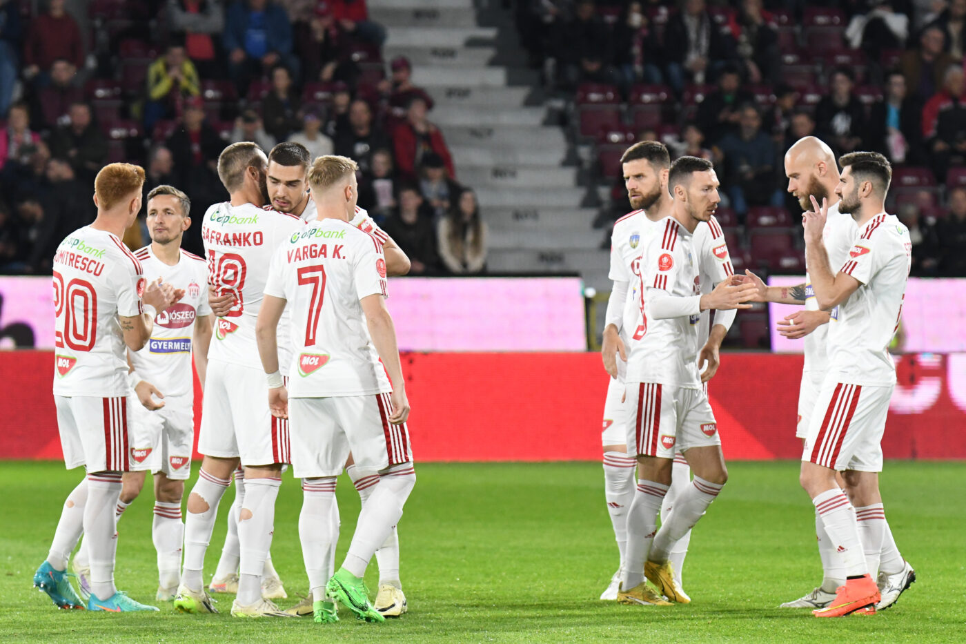 Echipa din play-off-ul Superligii care face primele două transferuri pentru noul sezon! Loviturile date în secret: Mircea Rednic își pierde fotbalistul!