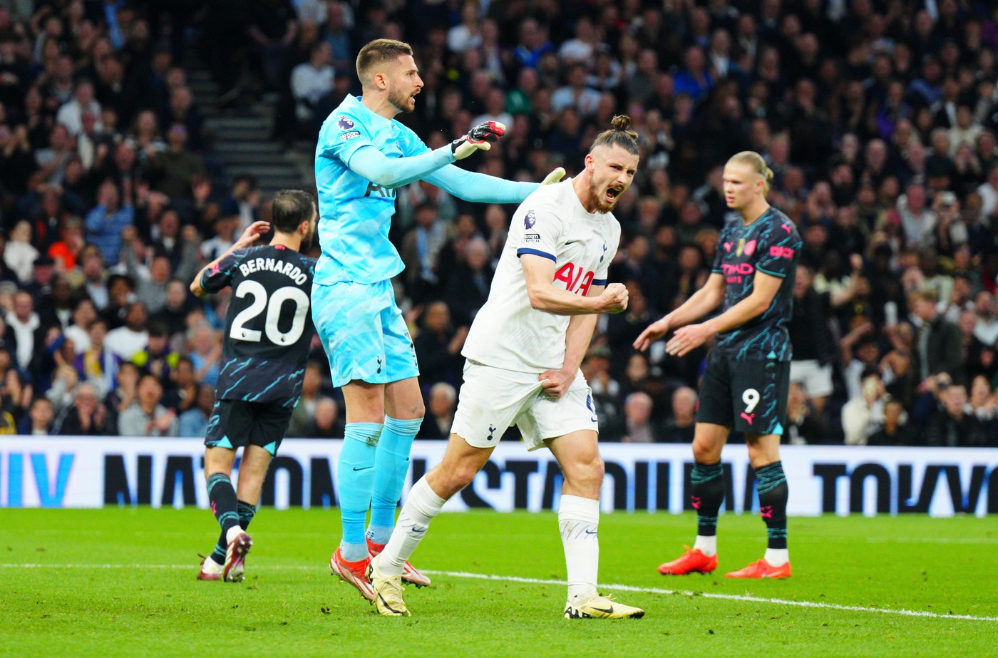 Englezii fac anunțul despre Radu Drăgușin. Meciul cu Manchester City a fost decisiv