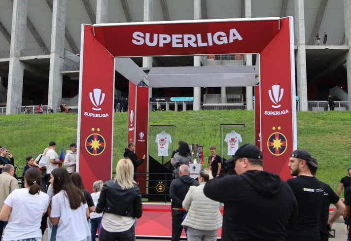 Fanii FCSB au dat năvală pe Național Arena înainte de derby-ul cu CFR Cluj și s-au îmbulzit să facă poze cu trofeul Superligii. Ce mesaj a apărut pe autocarul campioanei României