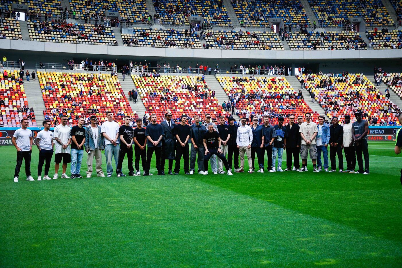 Fanii au crezut că îl văd pe Jason Statham la meciul FCSB – CFR Cluj: cum s-a afișat Vlad Chiricheș la meciul sărbătorii roș-albastre