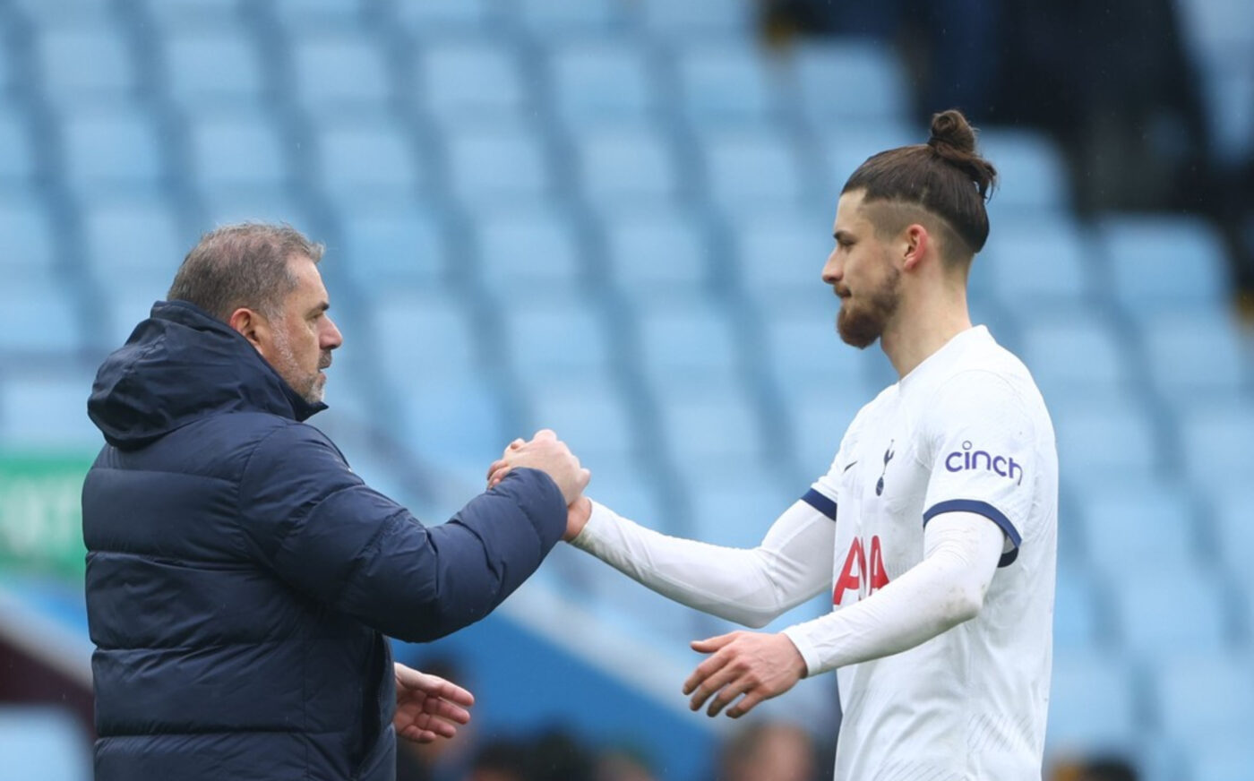 Fanii lui Tottenham îi cer socoteală lui Ange Postecoglou pentru că îl ține pe bancă pe Radu Drăgușin! Ce s-ar fi întâmplat cu românul dacă semna cu Bayern Munchen