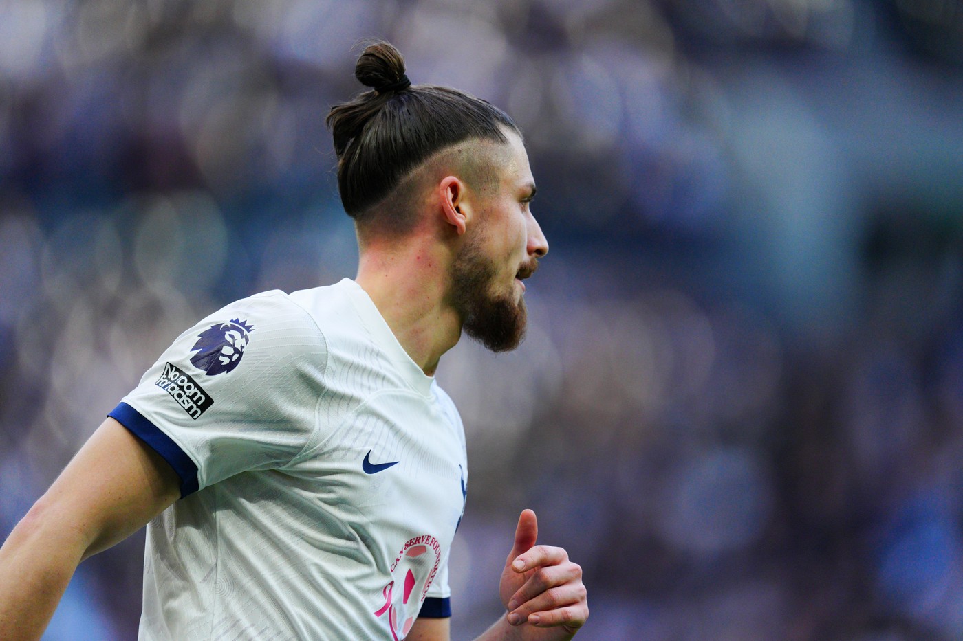 Fanii lui Tottenham îl fac praf pe Ange Postecoglou pentru că l-a ținut rezervă pe Radu Drăgușin! „Ce are cu el?”