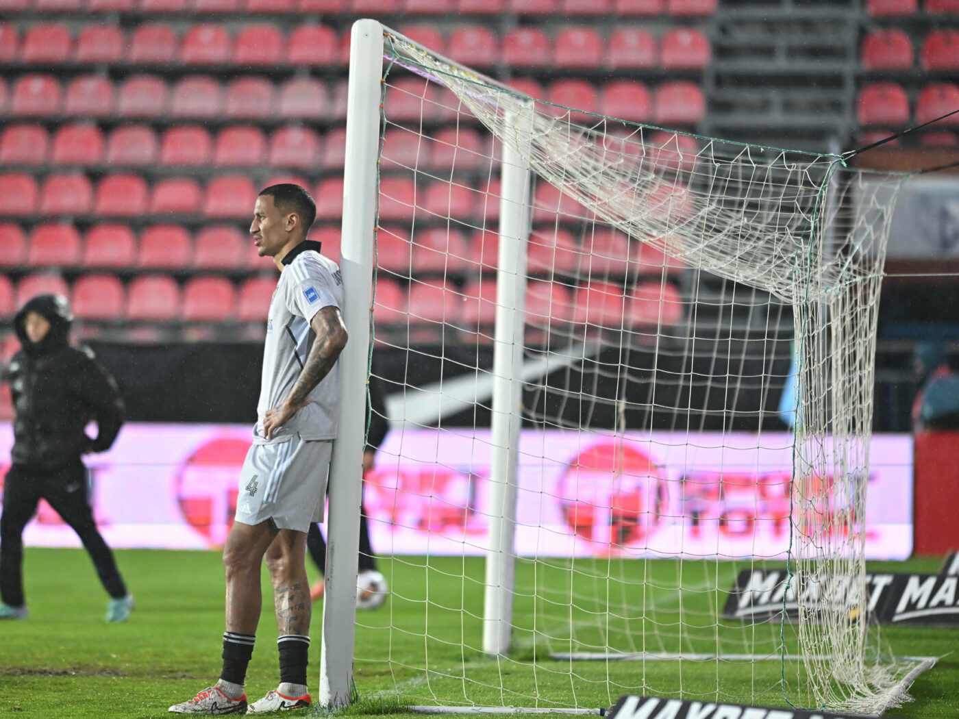 Fotbalistul acuzat că a retrogradat FC U Craiova, al 5-lea dat afară de familia Mititelu! La scurt timp, a venit anunțul și despre a 6-a „victimă” a revoluției din Bănie