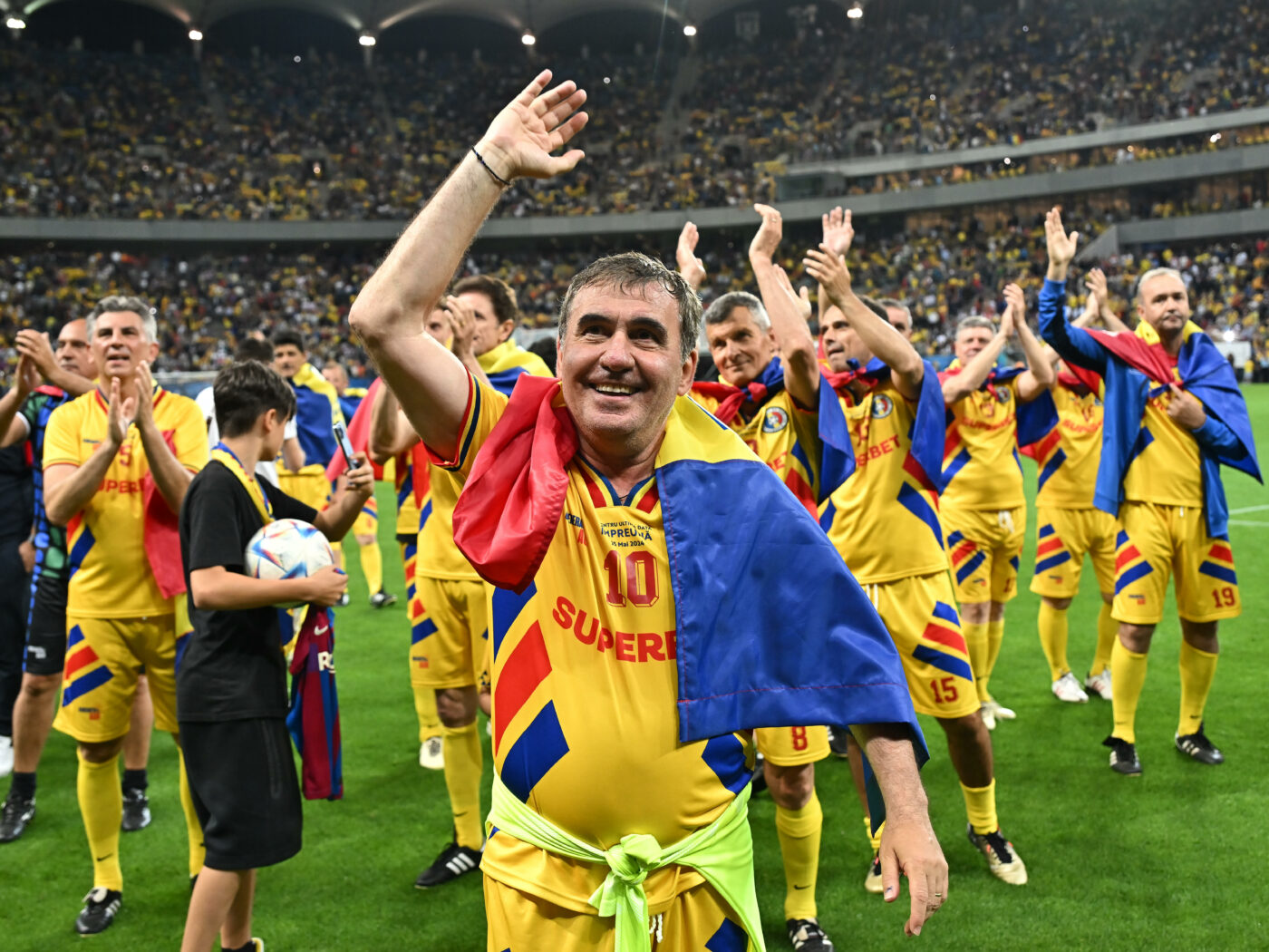 Francezul care e frate cu Adrian Mutu a rămas uimit de Gică Hagi la meciul Generația de Aur – Restul Lumii 3-2! „Îl aveți pe Maradona din Carpați, s-a văzut că e ceva special”
