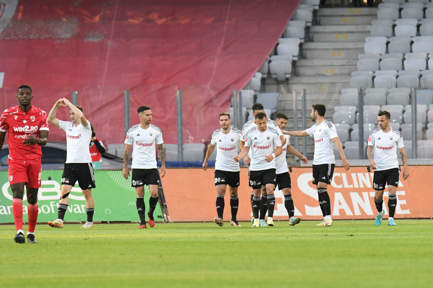 Gafa incredibilă a lui Golubovic în meciul U Cluj – Dinamo, de la golul de 2-2, care poate retrograda echipa alb-roșie! Portarul sloven și-a nenorocit colegii după ce a scăpat mingea ca la juniori