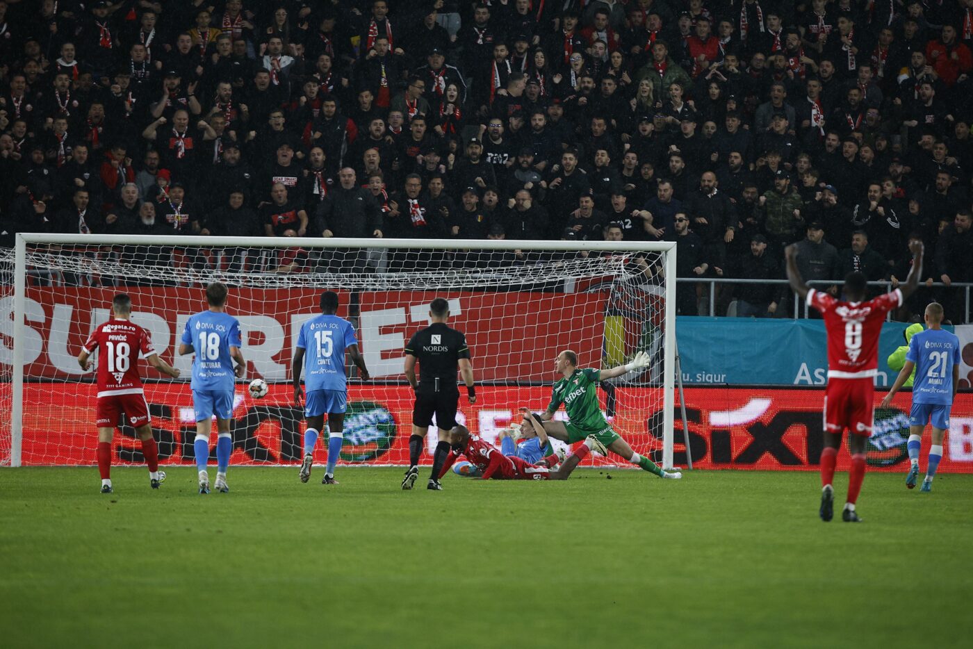 Gafele portarului introdus de Mircea Rednic la cele două goluri înscrise de „câini” în Dinamo – UTA