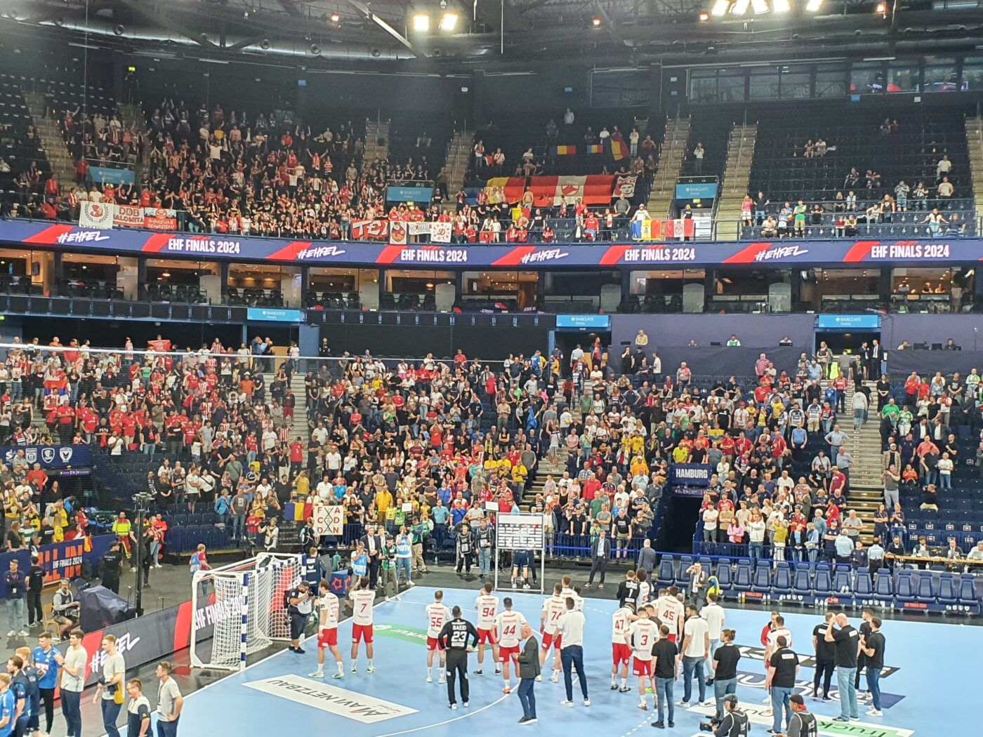 Gest superb al galeriei lui Dinamo după marea dezamăgire din Final Four! Fanii care au făcut 30 de ore pe drum i-au surprins total pe jucători. Scandarea care s-a auzit în toată sala din Hamburg. VIDEO