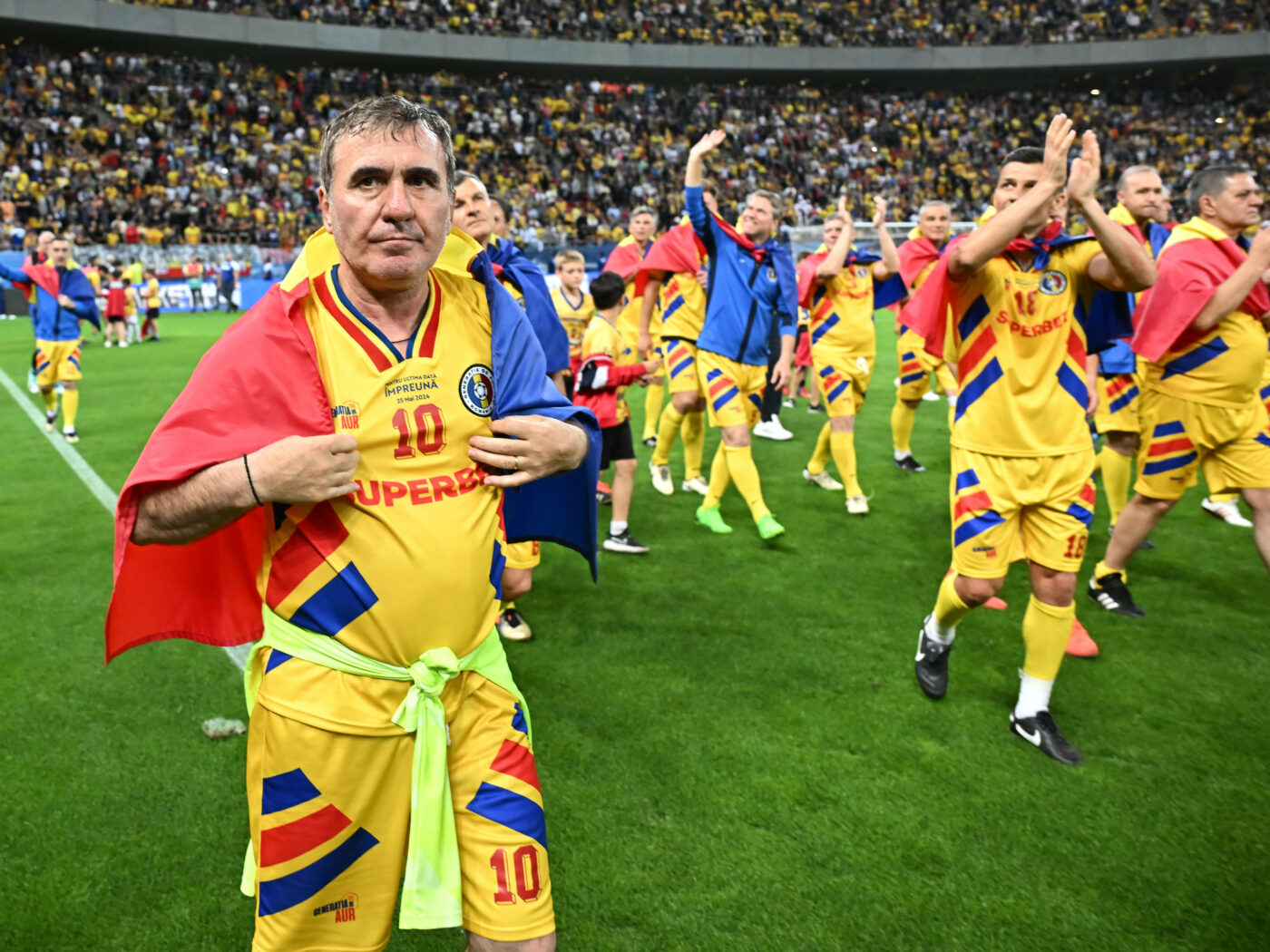 Gică Hagi a luat tricoul unui fotbalist de la adversari, după meciul Generația de Aur – Restul Lumii 3-2. Pentru mulți a fost o surpriză decizia „Regelui”