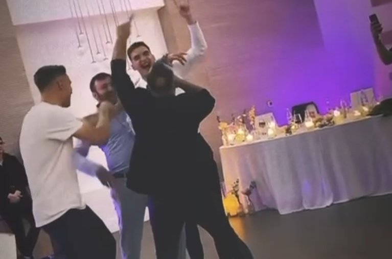 Gigi Becali e aproape să rateze transferul lui Louis Munteanu în fața lui Dan Șucu: atacantul a petrecut cu giuleștenii Aioani și Borza și a cântat despre Rapid! Imaginile care îl aduc pe vârf la un pas de formația vișinie și îl îndepărtează de FCSB! VIDEO