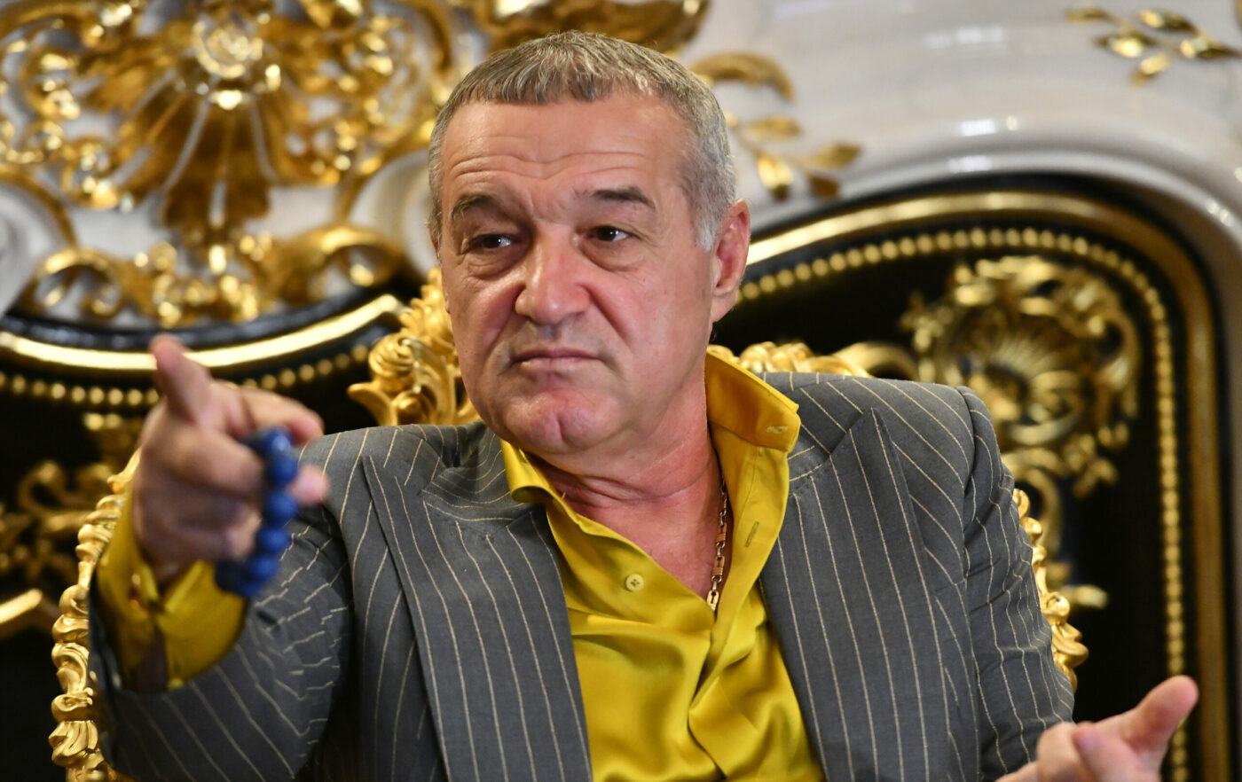 Gigi Becali, moment incredibil în timpul interviului. A oprit totul pentru a atenționa o jurnalistă că e prea apropiată de un alt reporter: „Cum să sprijini capul pe bărbat?”