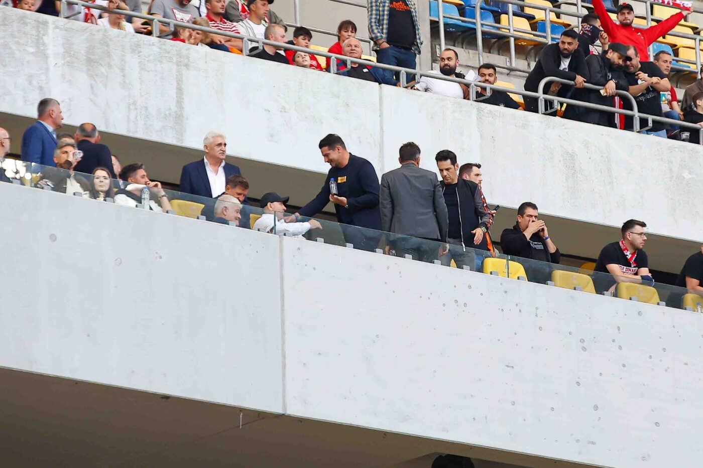 Glorii și vedete alături de „câini” la barajul Dinamo – Csikszereda: Ștefan Bănică jr., în tribune alături de Ioan Andone, Claudiu Niculescu, Ionuț Lupescu sau Gabi Tamaș. GALERIE FOTO