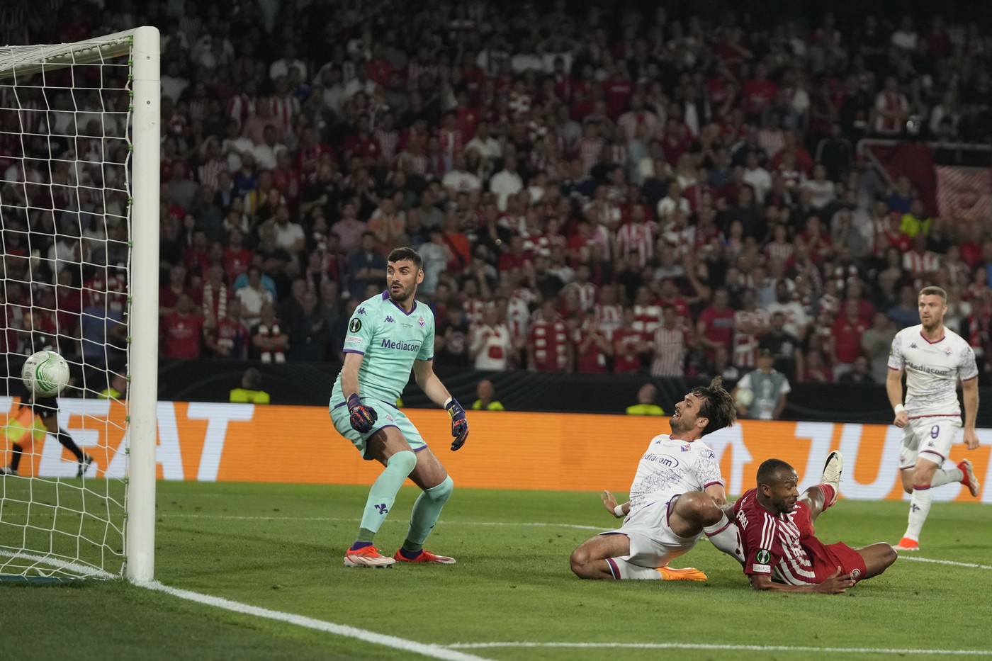 Gol controversat în minutul 116: faza care a decis finala Conference League dintre Olympiacos și Fiorentina a fost judecată minute bune la VAR! Tot stadionul a explodat când arbitrul a validat reușita