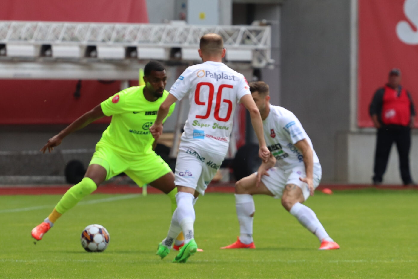Hermannstadt – Poli Iași 0-1, meci cu cântec! Gol controversat, după un fault clar, lăsat de arbitru și de VAR, și scandările fanilor sibieni pentru jucătorii lui Măldărășanu: „Blatiștilor!” și „Rușine, rușine să vă fie!”