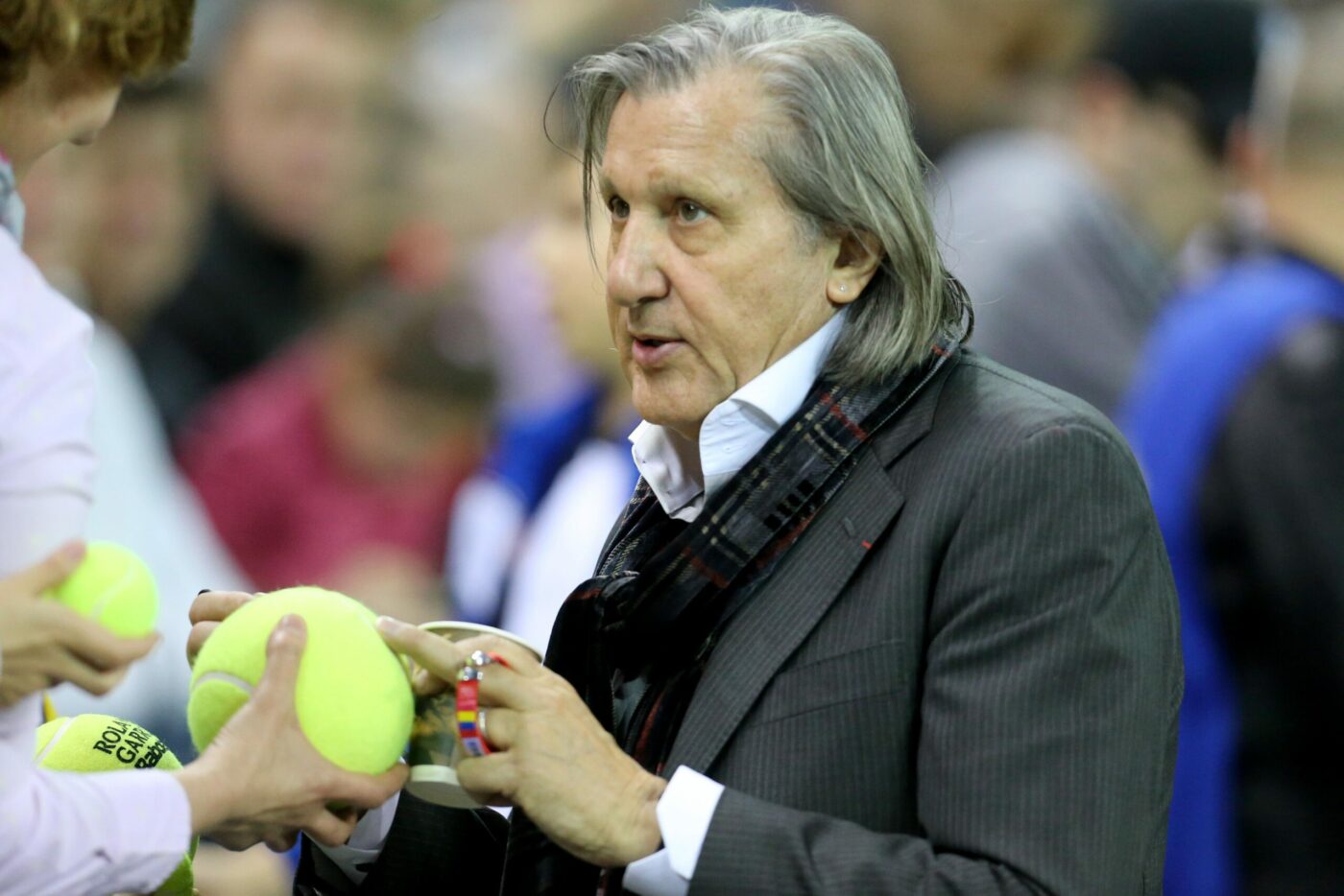 Ilie Năstase dă lovitură după lovitură. Viața legendarului jucător de tenis atrage cu o putere formidabilă