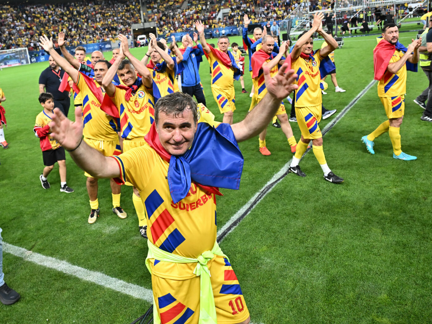 Imagini din vestiarul Generației de Aur de la meciul de retragere! Ce au lăsat în urma lor Gică Hagi, Gică Popescu și colegii lor, la Arena Națională. FOTO PROSPORT