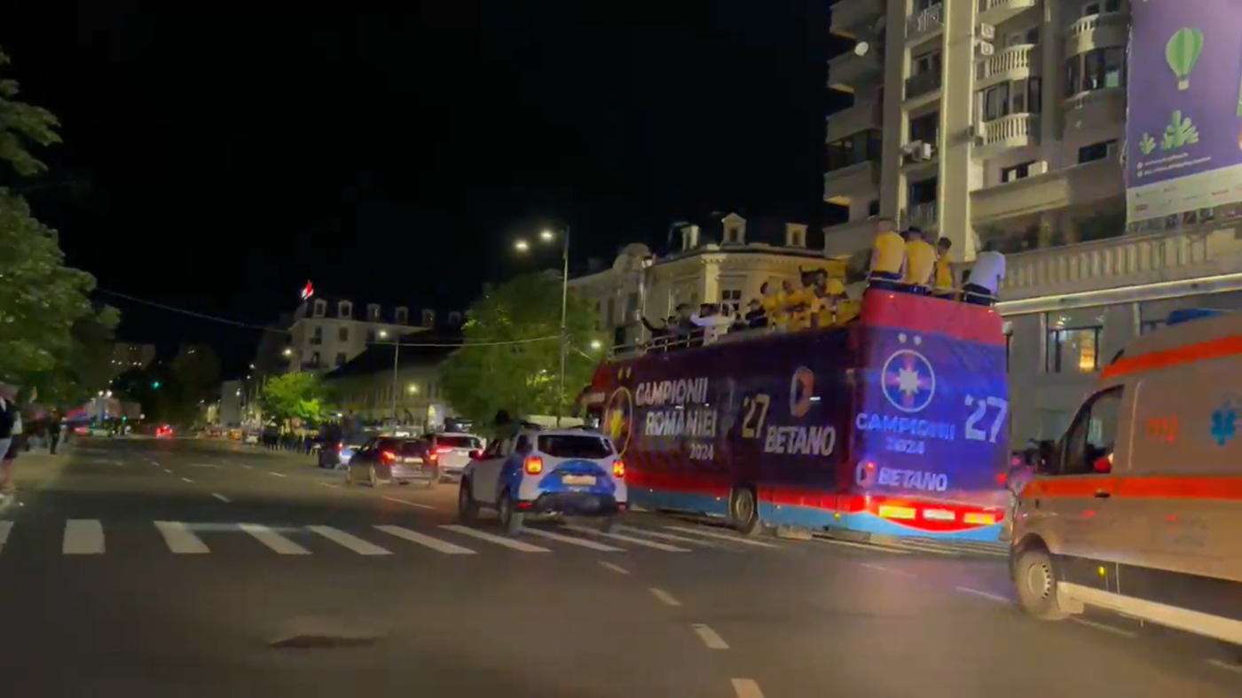 Imagini fabuloase cu jucătorii FCSB pe autocarul decapotabil, în drum spre Ateneu! Ce au scandat pentru rivalii din Giulești