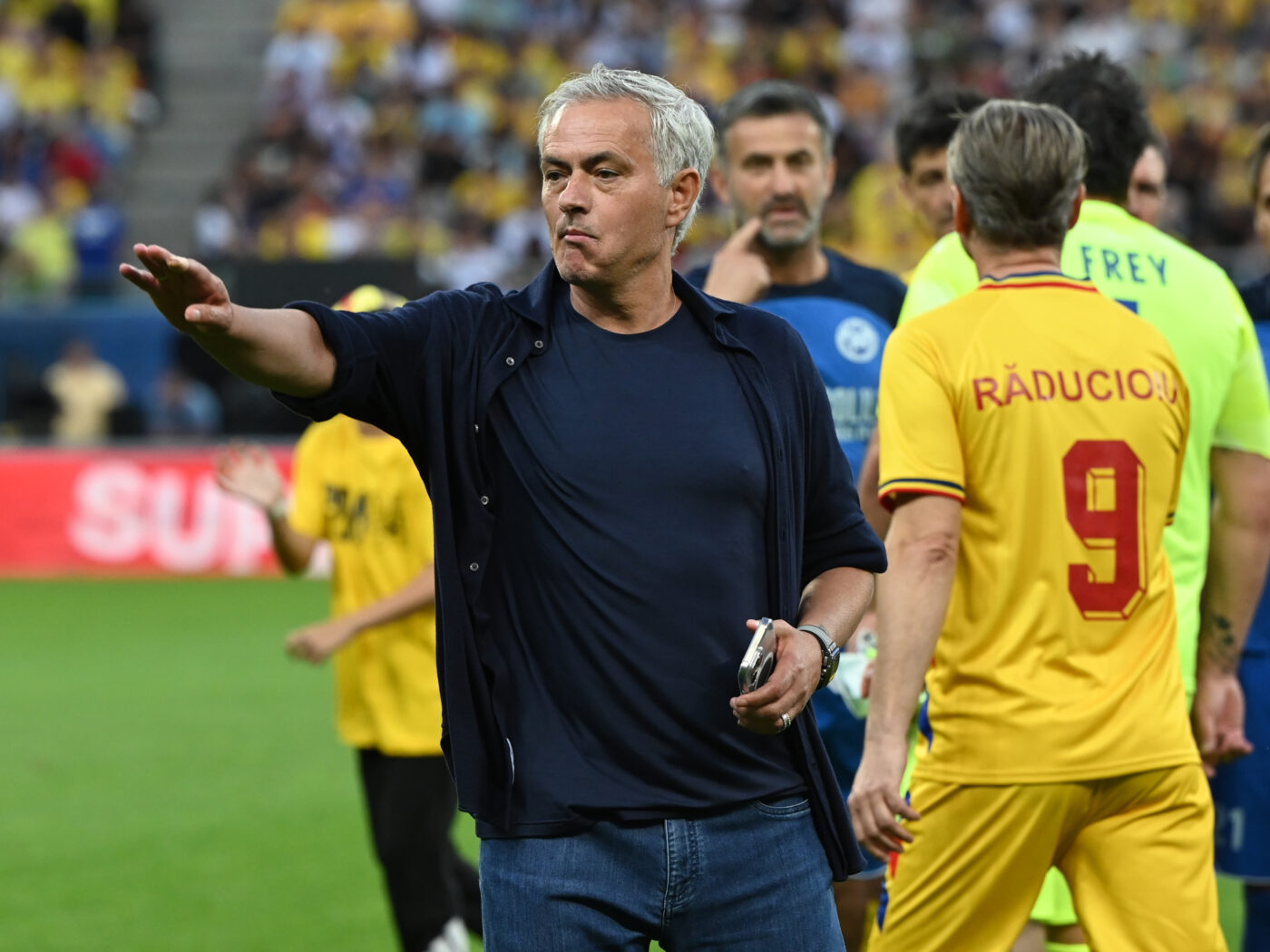 Jose Mourinho și oferta fabuloasă de 150.000.000 de euro pe care a primit-o la București, în timp ce pregătea meciul Generația de Aur – Restul Lumii 3-2! Giovanni Becali a asistat la negocieri și face dezvăluiri spectaculoase: „Cea mai mare companie petrolieră din lume îl vrea! Se poate ajunge la 300.000.000 de euro”